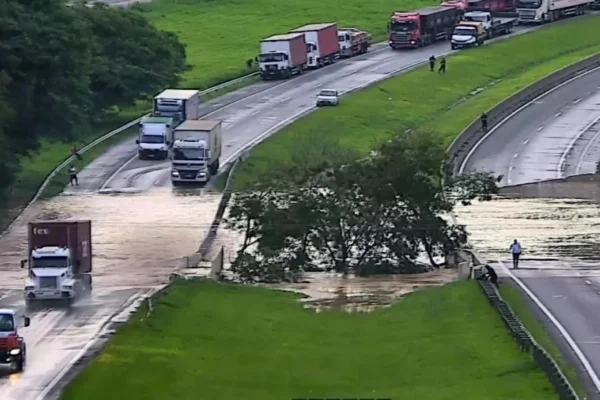 Imagem colorida mostra rodovia D Pedro I alagada - Metrópoles