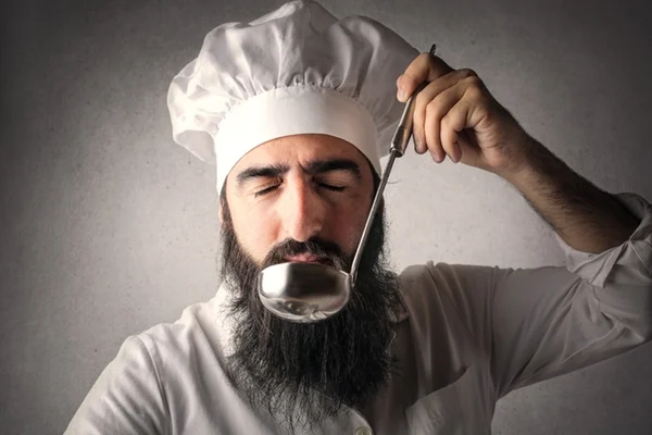 Garçom, tem um fio na minha sopa! A polêmica dos chefs barbudos