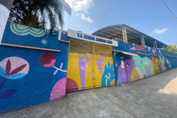 Imagem colorida mostra fachada da Escola Estadual Ismael Aguiar Leme, em Bragança Paulista, onde um aluno adolescente foi esfaqueado por outro estudante - Metrópoles