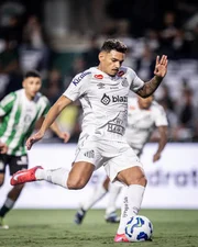 O atacante Tiquinho Soares é um dos trunfos do Santos O atacante Tiquinho Soares é um dos trunfos do Santos