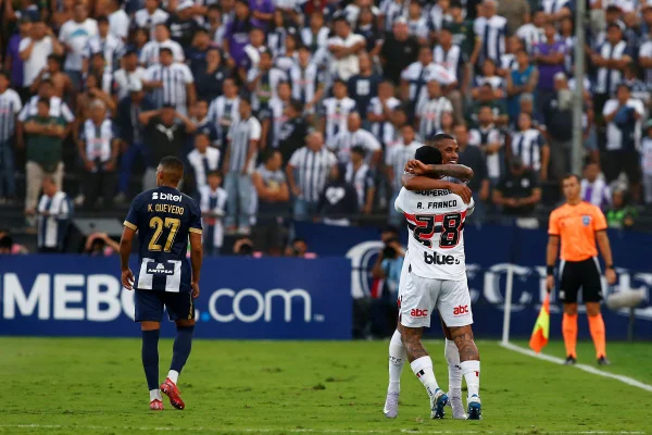 Imagem colorida de jogadores do São Paulo comemorando gol - Metrópoles