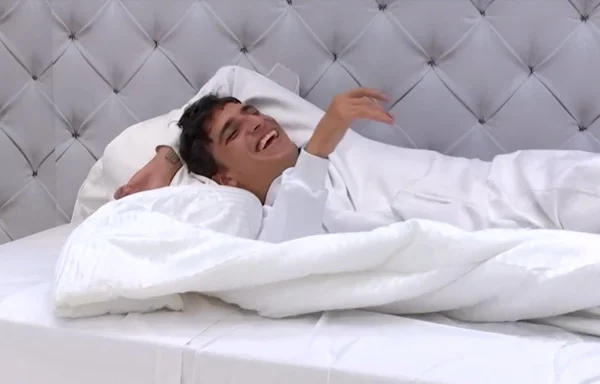prior-rindo-no-quarto-branco
