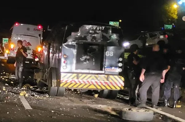 Imagem colorida de carro-forte explodido