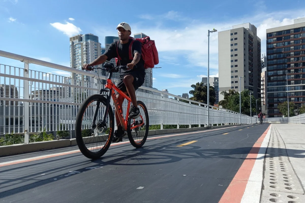 Entregador cruza ciclopassarela no Rio Pinheiros, na zona oeste de SP Entregador cruza ciclopassarela no Rio Pinheiros, na zona oeste de SP