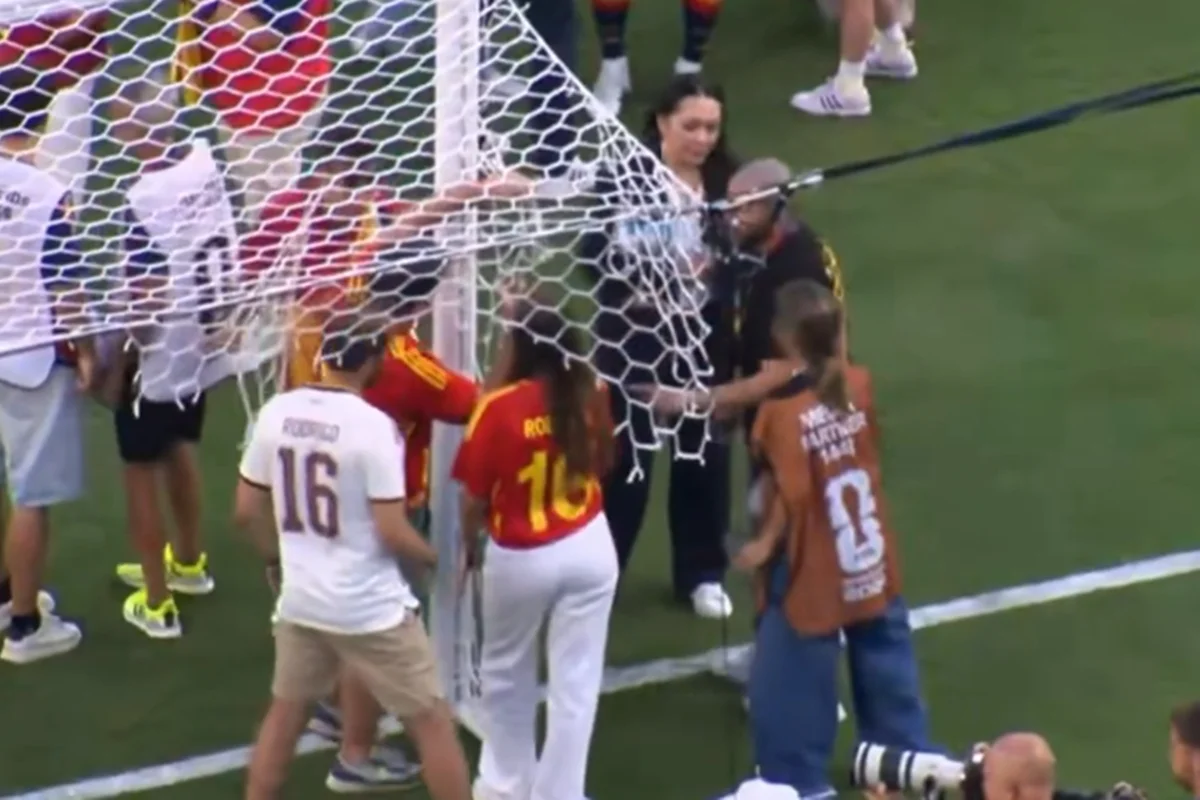 Repórter da CazéTV tenta pegar rede do gol e leva bronca ao vivo
