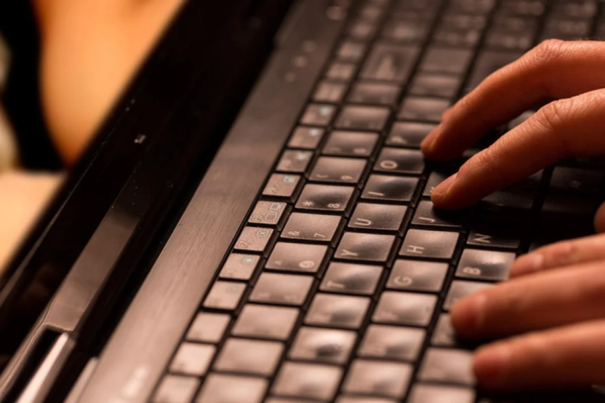 Governo vai monitorar sites pornôs para barrar acesso de menores