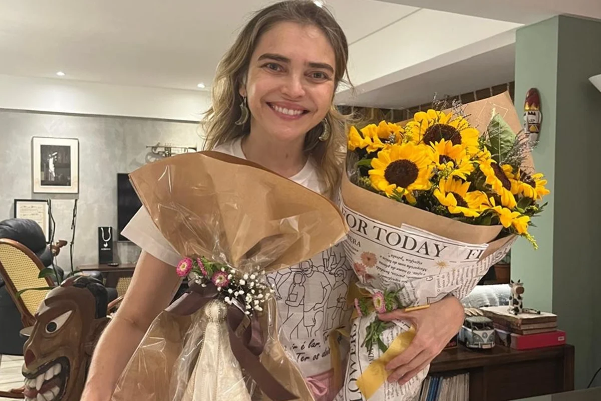Titina Medeiros posa com flores e sorridente Titina Medeiros posa com flores e sorridente