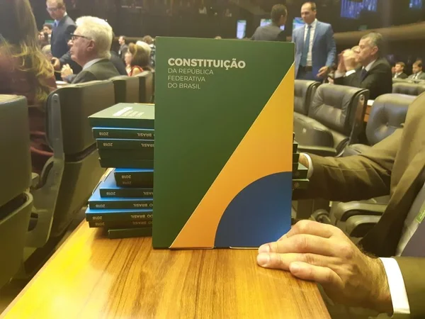 O país das tristes certezas (por Roberto Brant)
