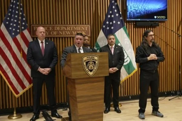 Com atirador foragido, NY entra em alerta; ataque teve 33 disparos