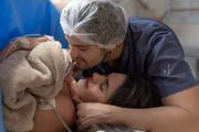 Jade Magalhães e Luan Santana são clicados após o nascimento da filha