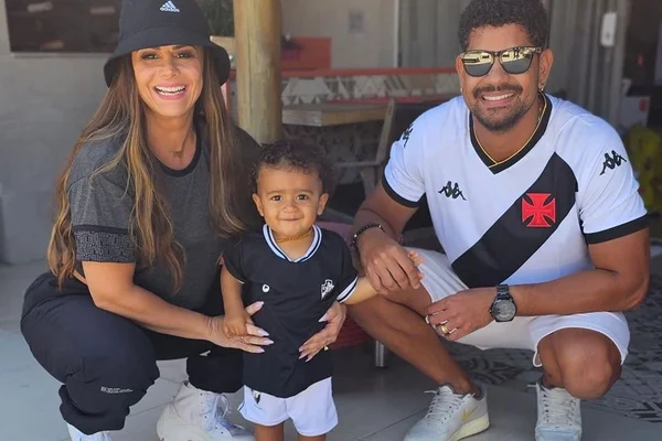 Viviane Araújo, o marido Guilherme Militão e Joaqui, filho do casal, posam de uniforme do Vasco - Metrópoles