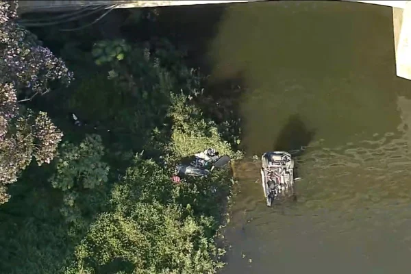 O acidente aconteceu no km 34 da Rodovia Anchieta, em São Bernardo (SP). O carro caiu na represa com o teto para baixo e ficou submerso - Metrópoles