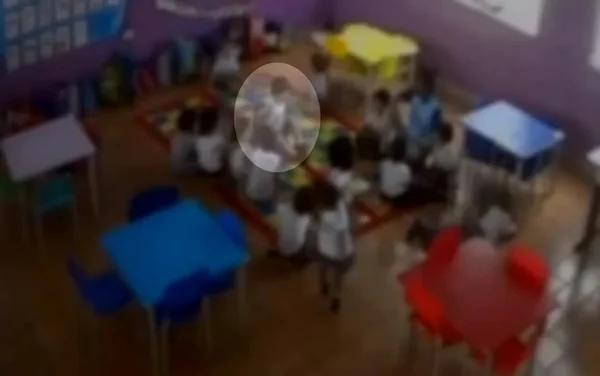 imagem colorida criança autista amarrada goias