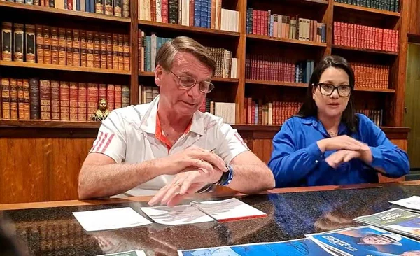 À espera de Silveira, Bolsonaro evita pedir votos para Romário no Rio