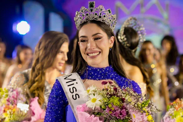 Professora de inglês, Jessica Pedroso foi eleita a 63ª Miss Brasil Mundo, representando o Centro-Sul. Ela vai disputar o Miss Mundo 2025 - Metrópoles