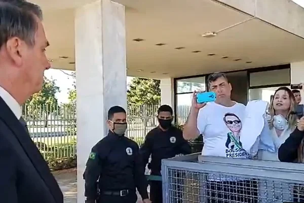 Mulher que ofendeu enfermeiros em ato diz a Bolsonaro: “Havia infiltrados”