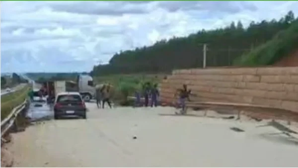 imagem colorida caminhão tomba ao desviar de acidente rondonópolis