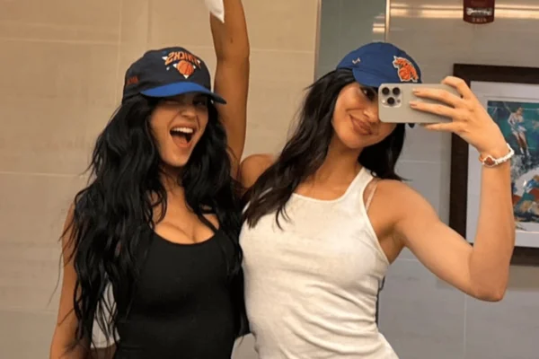 foto com cor. kylie e kendall jenner com bonés dos knicks - metrópoles