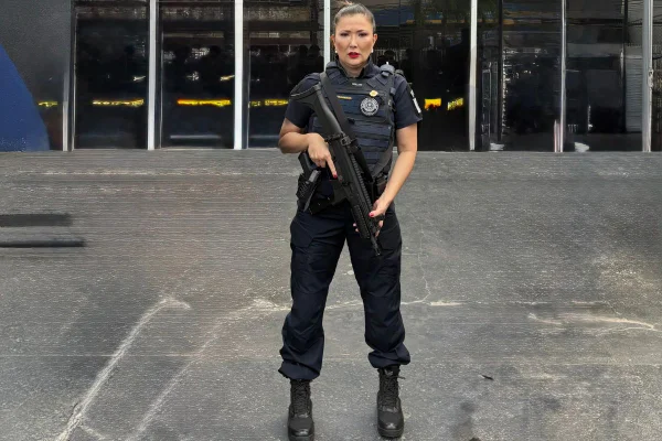 Imagem colorida da delegada Raquel Gallinati em exercício. - Metrópoles
