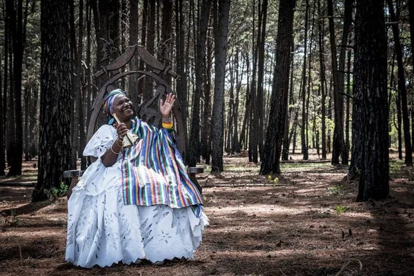Líder do candomblé brasiliense, Mãe Baiana de Oyá lança autobiografia