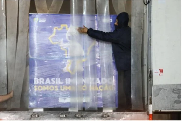 Fiocruz recebe insumo para produção de 2,8 milhões de doses da vacina contra Covid-19