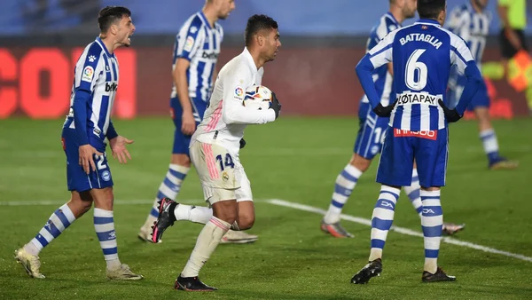 Casemiro marca, mas Real volta a jogar mal e perde do Alavés no Espanhol