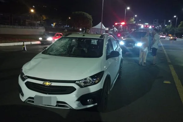 Homem é atropelado no Eixão na altura 104 Sul