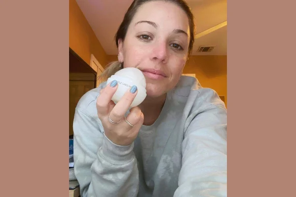 mulher segurando ferramenta de beleza