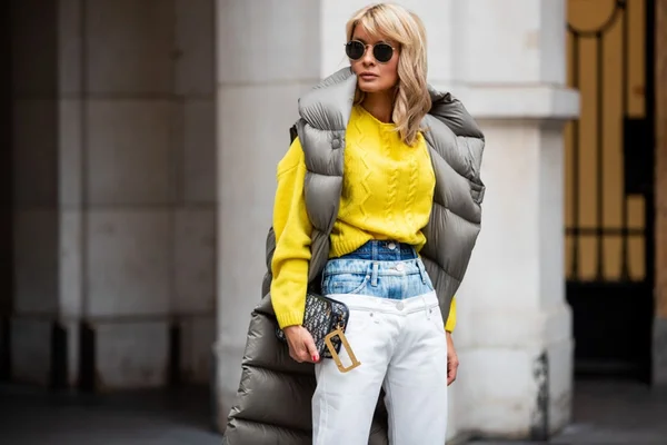 Colete, gola alta e franjas são protagonistas no street style de Paris