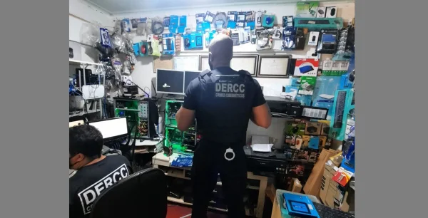 Policiais durante Operação Meu Zeloso Guardador, da Polícia Civil de Goiás, contra pornografia infantil na internet