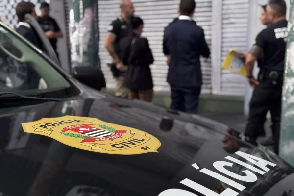 Em busca de líderes da torcida, polícia faz operação na sede da Mancha
