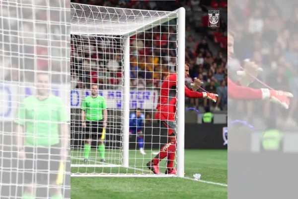 Goleiro do Tigres faz mágica para distrair batedor - Metrópoles