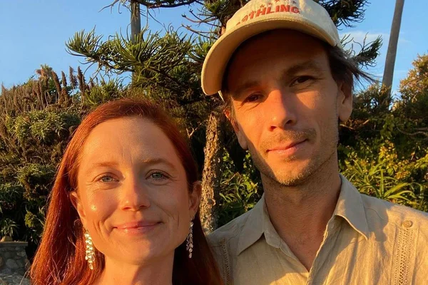 Bonnie Wright e Andrew Lococo em foto colorida - Metrópoles