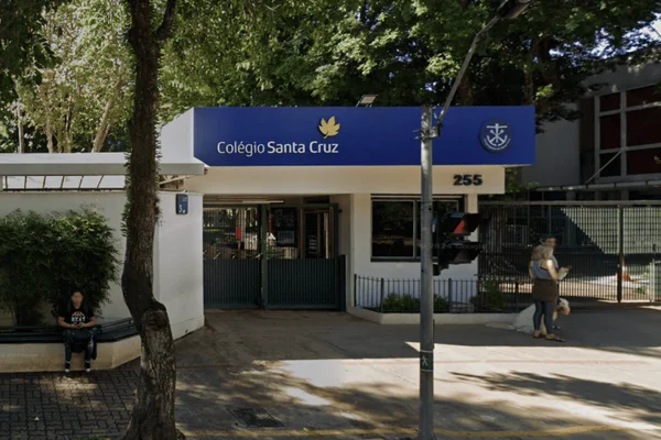 Imagem colorida da fachada do Colégio Santa Cruz onde é acompanhado um caso de racismo - Metrópoles