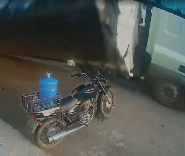motociclista quase é esmagado por carreta