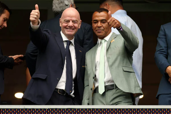 Foto colorida de Cafu e Gianni Infantino, presidente da Fifa - Metrópoles