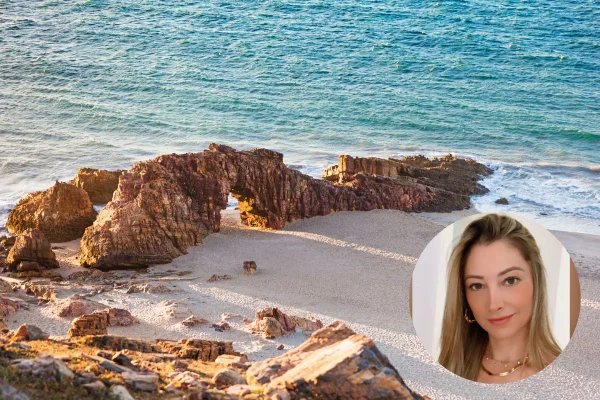 Foto colorida de paisagem de praia e mulher branca e loira em círculo lateral - Metrópoles