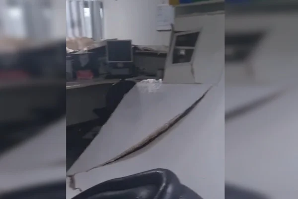 Chuva forte cria “cachoeira” dentro do HRT, e teto da unidade desaba