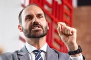 Eduardo Bolsonaro omitiu trechos de matéria dos The New York Times sobre o julgamento de Jair Bolsonaro Eduardo Bolsonaro omitiu trechos de matéria dos The New York Times sobre o julgamento de Jair Bolsonaro