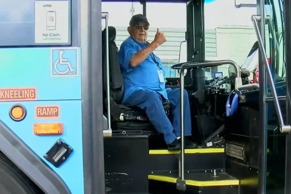 Motorista de ônibus mais velho do mundo segue na ativa aos 95 anos