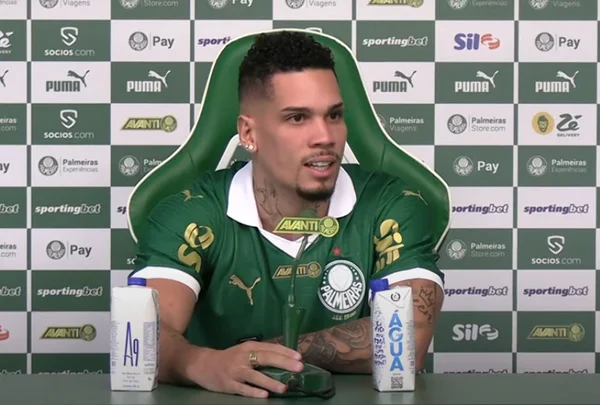 Imagem de Paulinho sendo apresentado no Palmeiras - Metrópoles