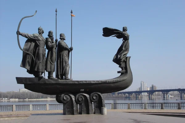 Imagem mostra estátua representando embarcação viking - Metrópoles
