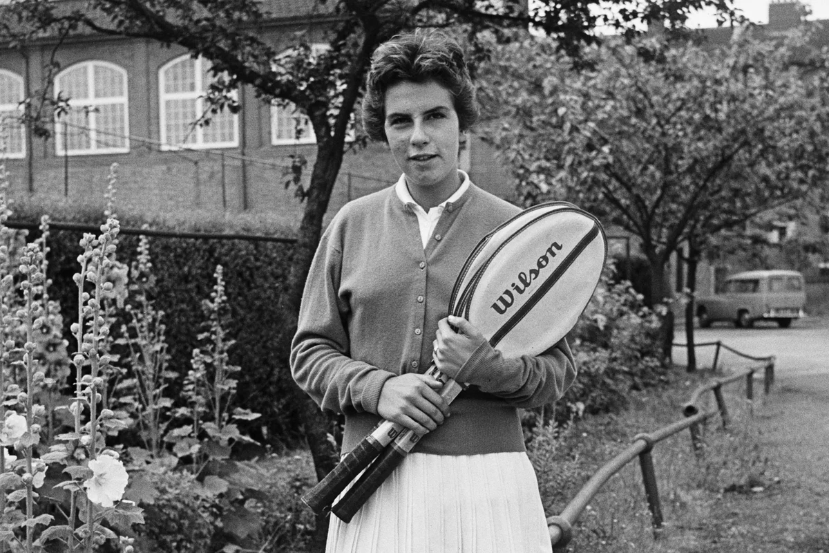 Maria Esther Bueno é pentacampeã do torneio de duplas em Wimbledon. Maria Esther Bueno é pentacampeã do torneio de duplas em Wimbledon.