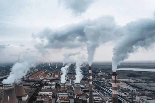 Imagem colorida mostra indústrias produzindo fumaça composta por gás carbônico (CO2) - Metrópoles