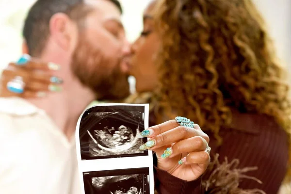 Foto colorida de Lauren e Cameron - Metrópoles