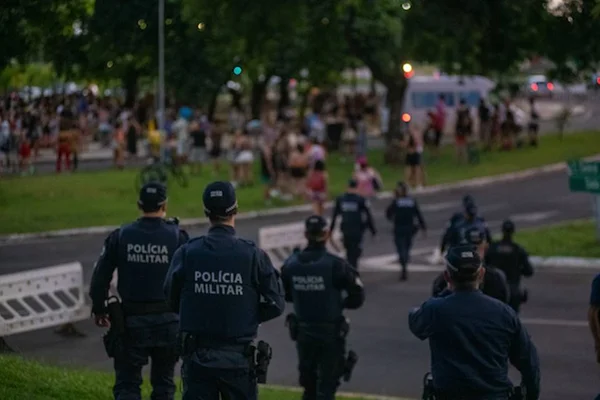Policiais militares em ação - Metrópoles