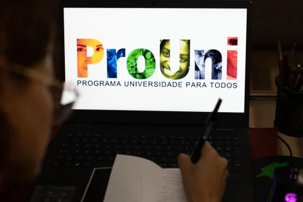 estudante com tela computador com site do Prouni