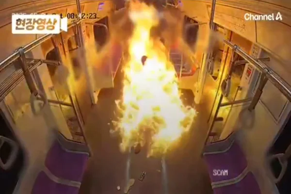 Imagem colorida, Homem incendeia vagão e instaura caos no metrô da Coreia do Sul- Metrópoles