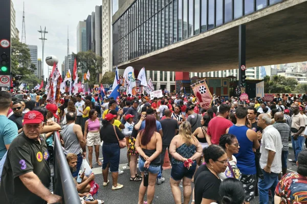 Ato pelo fim da escala 6×1 reúne manifestantes na Avenida Paulista - destaque galeria