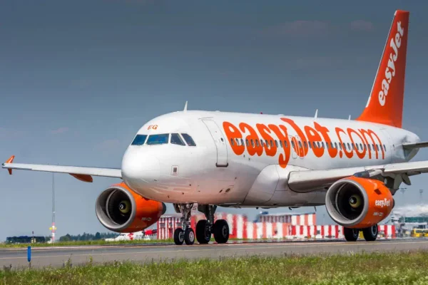 Foto colorida de aeronave da EasyJet - Metrópoles